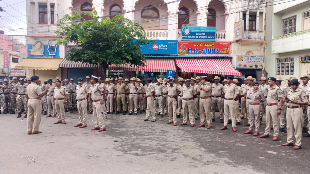Kuvempunagar123's tweet photo. ಈ ದಿನ  ಕೃಷ್ಣರಾಜ ಉಪ ವಿಭಾಗದ ವತಿಯಿಂದ ACP ಸಾಹೇಬರರಾದ ಗಂಗಾಧರ ಸ್ವಾಮಿ ಹಾಗೂ ಉಪ ವಿಭಾಗದ ಎಲ್ಲಾ ಇನ್ಸ್ಪೆಕ್ಟರ್ ನೇತೃತ್ವದಲ್ಲಿ ಗೌರಿ ಗಣೇಶ ಹಬ್ಬದ ಪ್ರಯುಕ್ತ ಪಥಸಂಚಲನ ಕಾರ್ಯಕ್ರಮ ಏರ್ಪಡಿಸಲಾಯಿತು https://t.co/NDC4aGhjqW