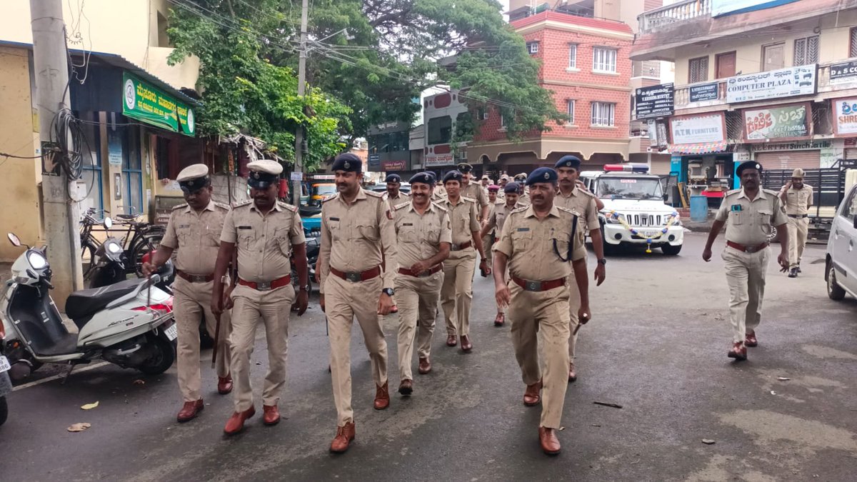 Kuvempunagar123's tweet photo. ಈ ದಿನ  ಕೃಷ್ಣರಾಜ ಉಪ ವಿಭಾಗದ ವತಿಯಿಂದ ACP ಸಾಹೇಬರರಾದ ಗಂಗಾಧರ ಸ್ವಾಮಿ ಹಾಗೂ ಉಪ ವಿಭಾಗದ ಎಲ್ಲಾ ಇನ್ಸ್ಪೆಕ್ಟರ್ ನೇತೃತ್ವದಲ್ಲಿ ಗೌರಿ ಗಣೇಶ ಹಬ್ಬದ ಪ್ರಯುಕ್ತ ಪಥಸಂಚಲನ ಕಾರ್ಯಕ್ರಮ ಏರ್ಪಡಿಸಲಾಯಿತು https://t.co/NDC4aGhjqW