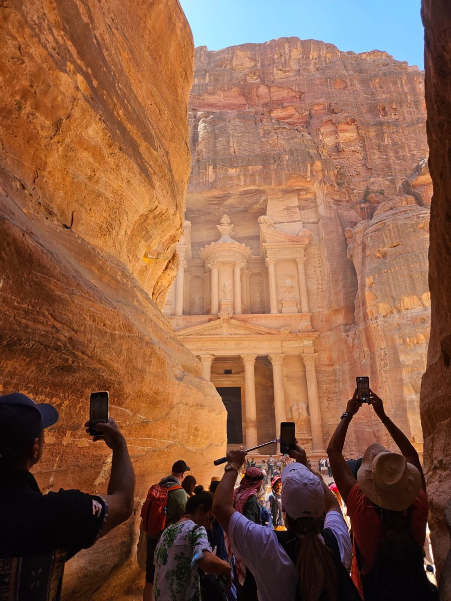 Pedratour's tweet photo. 🌟🧡 These days we are in #Jordan to attend a conference on sustainable tourism, on alternative tourism by @LeadersOrg! 

Today we enjoyed #Petra with a local guide and that was just the beginning: #XperienceLocalJordan! 😍😍😍

#Pedratou #turisme #turismeactiu #turismesostenible https://t.co/tlF2skDinv