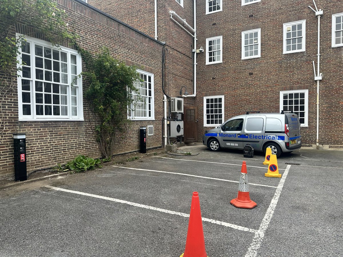 MonardElec's tweet photo. Oxford College EV Charge Point Install. Our client wanted to add to the existing @RolecEV network.Chris has completed a lovely job, including Surge Arrestors to protect the installation &amp; vehicles

#Oxford #Electrical #College #ElectricVehicles #Chargers #Electrician #Hiring https://t.co/f4a1OYFdaf
