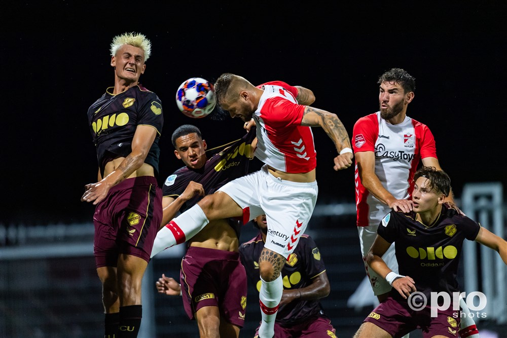fcutrecht's tweet photo. 🏟️ Een staande ovatie van De Oude Meerdijk in speelminuut 33, ter nagedachtenis aan de vorige week op 33-jarige leeftijd overleden @FC_Emmen supporter Gert-Jan de Jonge.

Vanuit het hart: heel veel sterkte gewenst aan zijn nabestaanden.

🔴⚪️ 0-0 💜🖤 [33'] #emmutr https://t.co/AMrNgkYXYg