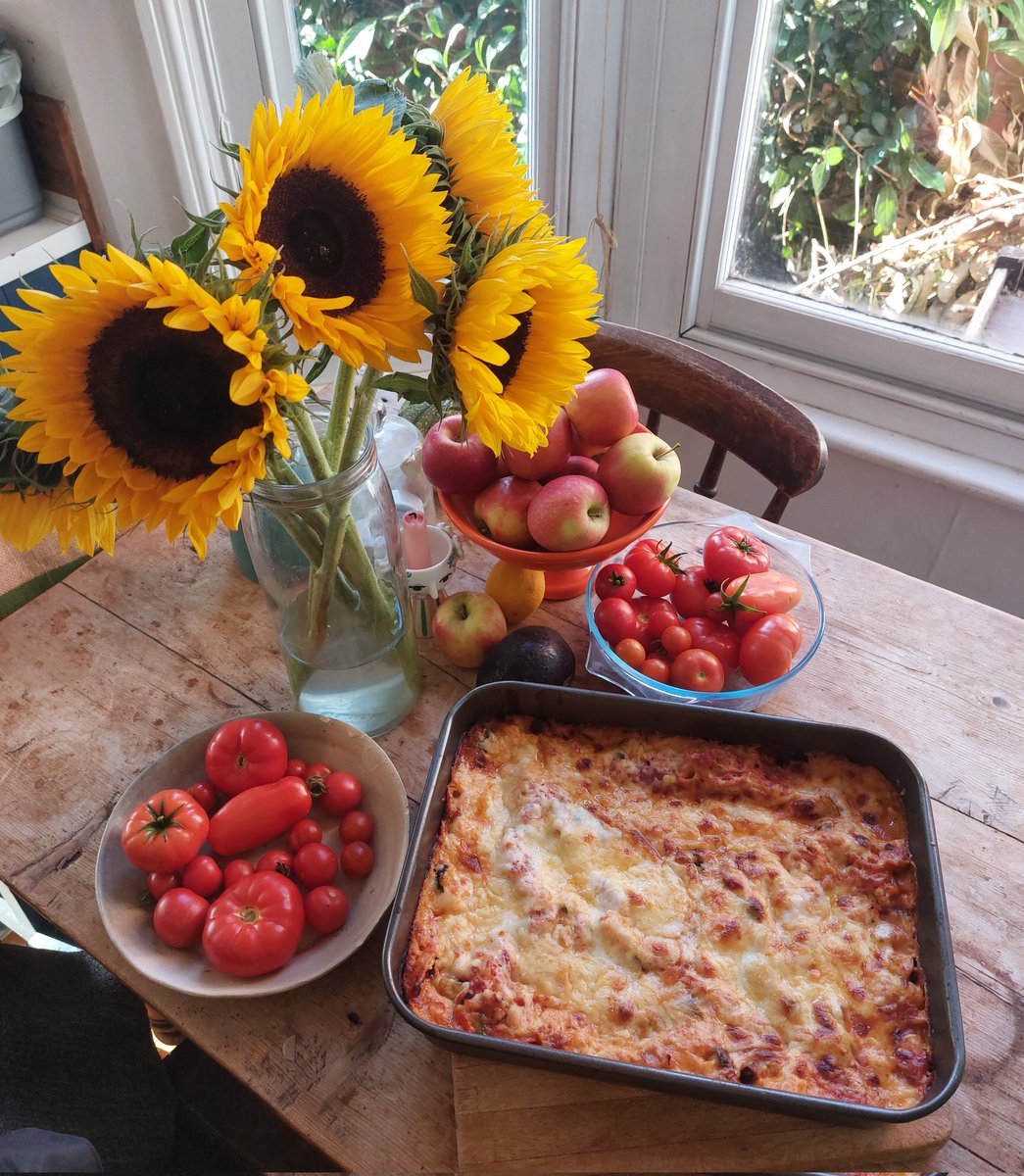 I made vegetable lasagne today with the glut of tomatoes 🍅 from in my garden. Veg Lasagne, a staple on any pub menu for vegetarians in the 90s - time to revisit this comforting food x #growingfood