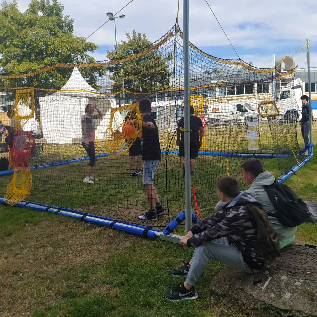 CollegeBarres's tweet photo. A l'occasion de la foire expo de Verdun, les élèves de 3ème SEGPA sont allés à la rencontre d'exposants afin de se renseigner sur les formations professionnelles. Ils se sont ensuite essayés aux activités du stand du département... #labelgeneration2024 #verdunterredejeux2024 https://t.co/4ukAS5JC1K