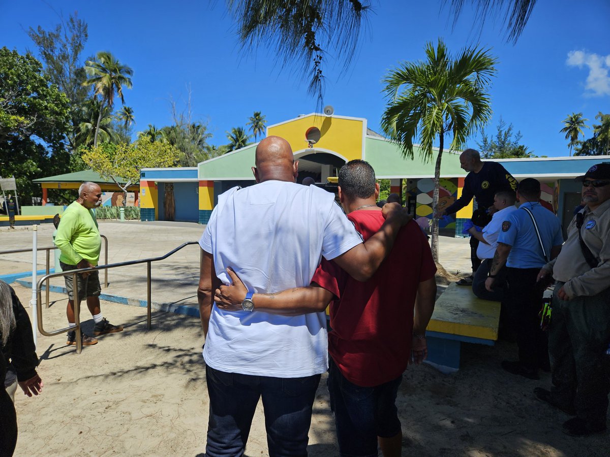 NMEADpr's tweet photo. Buzos y rescatistas del NMEAD, PRUSAR y FURA de la @PRPDNoticias, Guardia Costera y las OMMEs de Luquillo, Ceiba, Río Grande, Juncos, Humacao, Fajardo, Arecibo y Las Piedras y voluntarios de Luquillo Surf Rescue trabajaron en la búsqueda y recuperación del joven de 15 años (1/2) https://t.co/Na7OyW3BxW