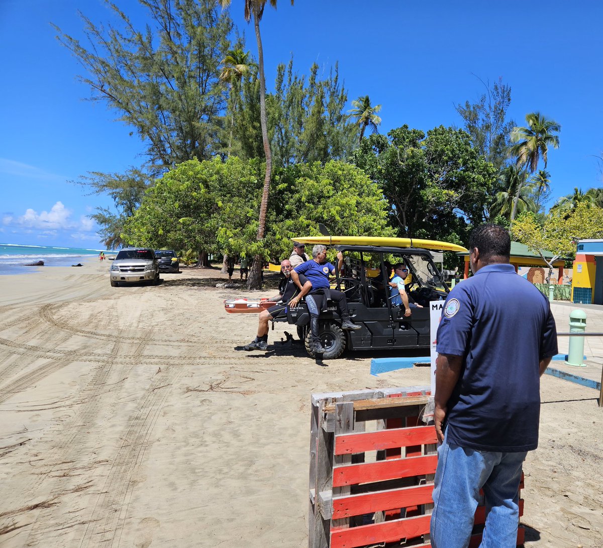 NMEADpr's tweet photo. Buzos y rescatistas del NMEAD, PRUSAR y FURA de la @PRPDNoticias, Guardia Costera y las OMMEs de Luquillo, Ceiba, Río Grande, Juncos, Humacao, Fajardo, Arecibo y Las Piedras y voluntarios de Luquillo Surf Rescue trabajaron en la búsqueda y recuperación del joven de 15 años (1/2) https://t.co/Na7OyW3BxW