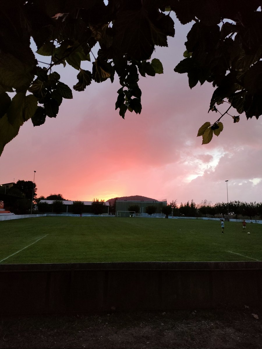 JulioSalinas8's tweet photo. Atardeceres en Estadilla, post partido. Lástima el resultado. #estadilla #vamoscochos https://t.co/U87U0ZsngL