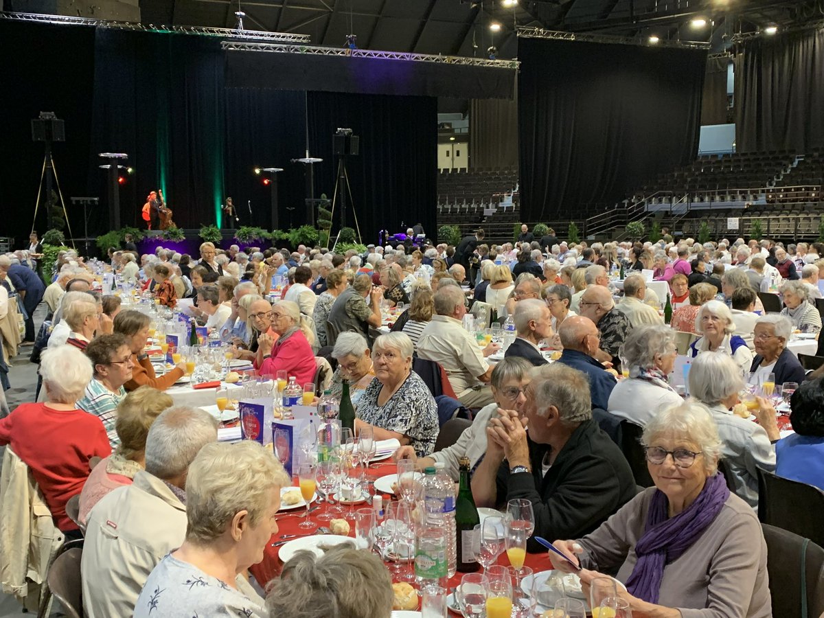 joelbruneau's tweet image. Comme chaque année à l’occasion de la Foire de #Caen, j’ai retrouvé nos aînés lors du traditionnel repas des seniors. Un moment qui nous permet d’échanger sur notre ville et ses projets dans une belle ambiance de partage !