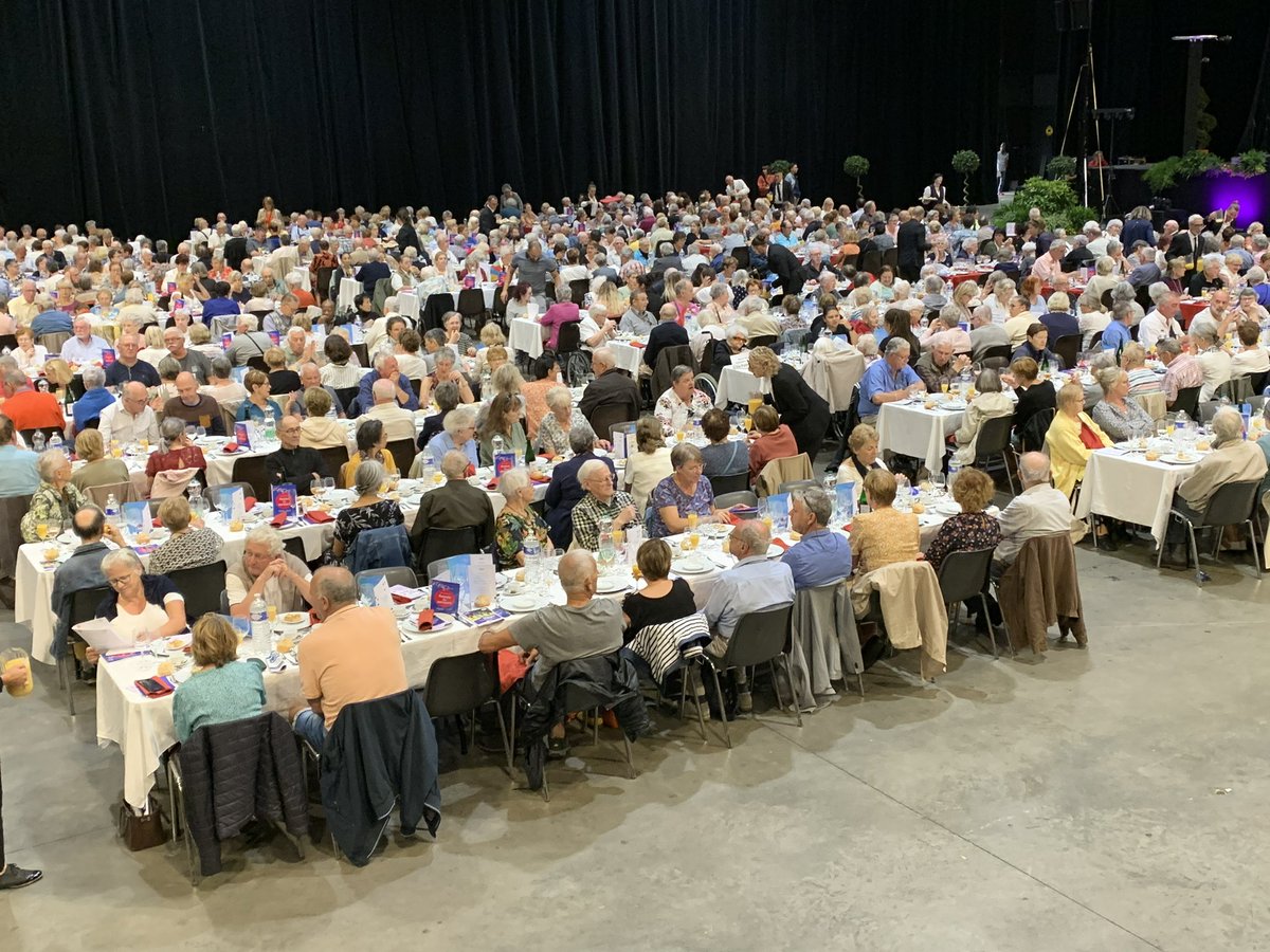 joelbruneau's tweet image. Comme chaque année à l’occasion de la Foire de #Caen, j’ai retrouvé nos aînés lors du traditionnel repas des seniors. Un moment qui nous permet d’échanger sur notre ville et ses projets dans une belle ambiance de partage !