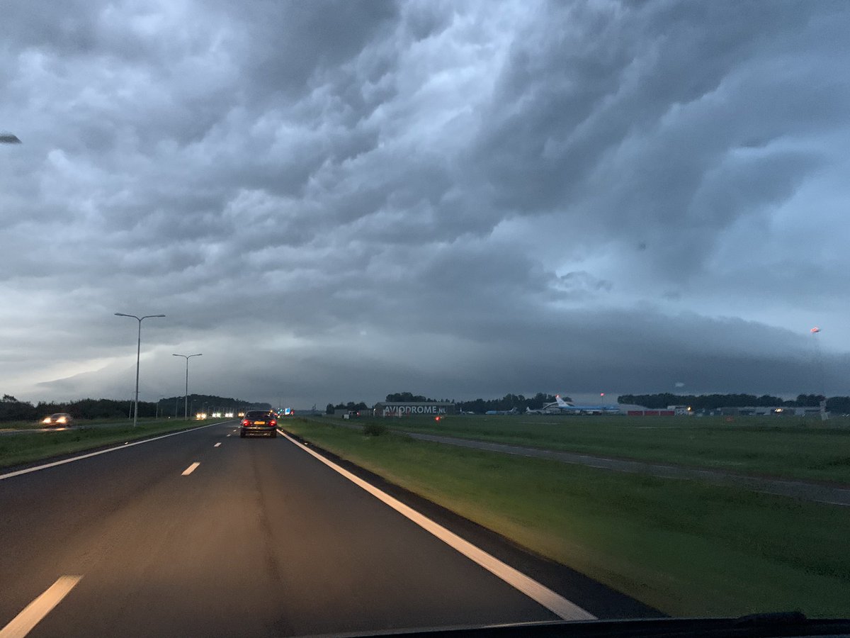 Een pittige bui tussen Lelystad Airport #LA en Harderwijk, met cell structuren, vanochtend rond 07.30uur