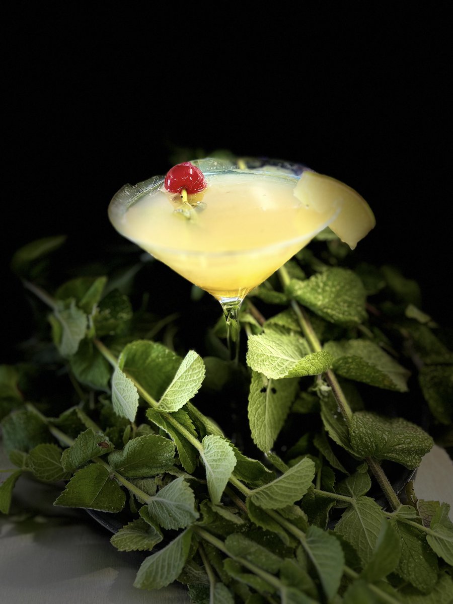 BestBarMix's tweet image. #H215 #barlab
#FridayFeeling mango syrup.  We used 2 ounces of tequila and pineapple juice, which we let sit in ice with mint and limes soaking in it. We garnished with a mint leaf and a cherry.