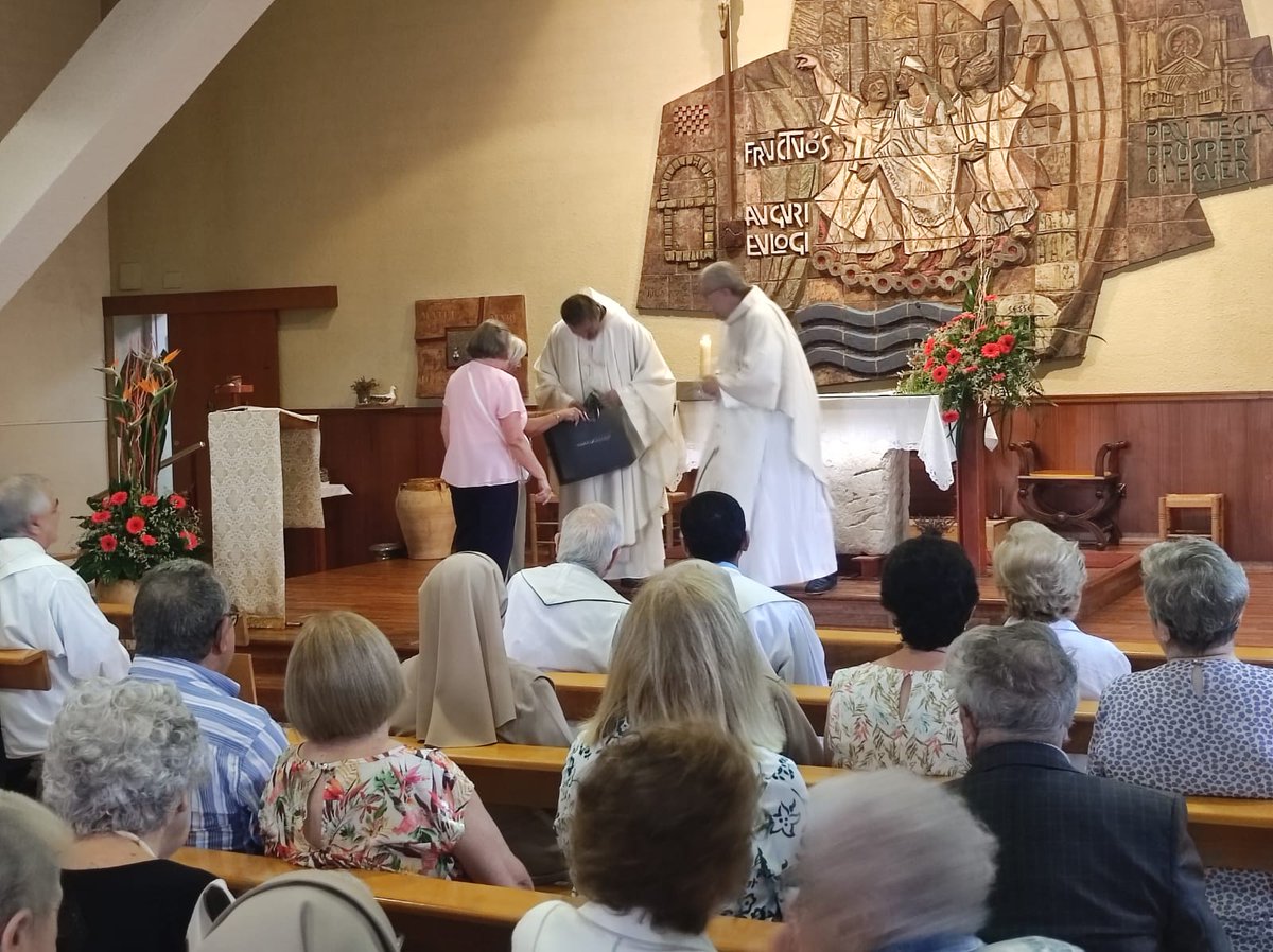 carmelitestgn's tweet photo. #ADMTWC #PASTC Sant Fructuós s'acomiada de Mn Pep Masdeu i Mn Fernando. Gràcies també per tot el que heu fet per l'escola de les Carmelites! #somifemescola #teixintvincles #viucarmelites https://t.co/nJzAoUXb5u