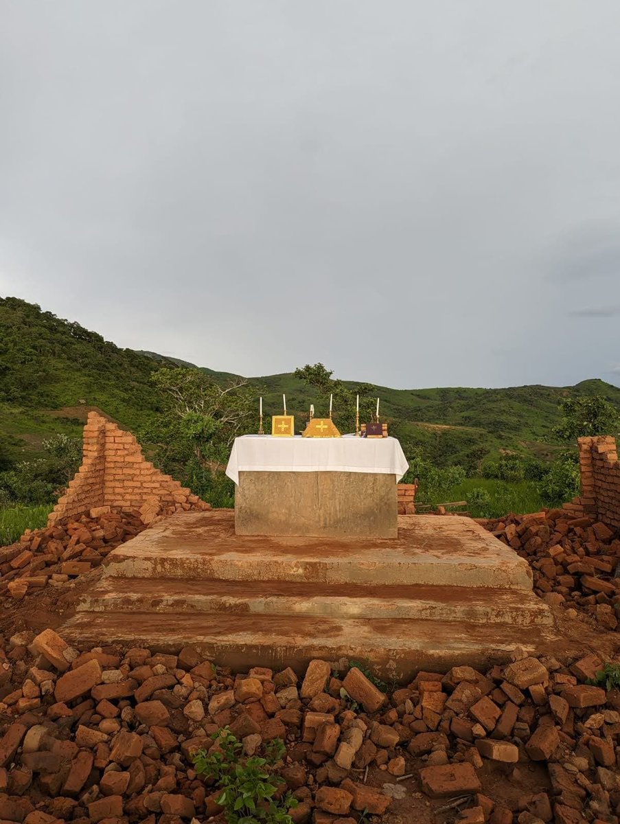 Stat Crux dum volvitur orbis . 
Mientras el mundo gira, la Cruz permanece.