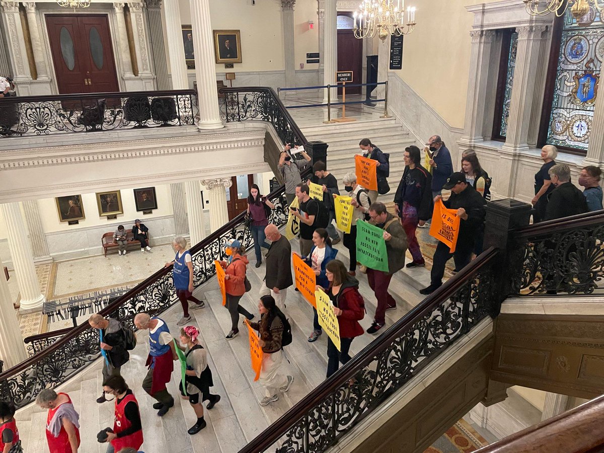 🚨BREAKING NEWS: >30 climate activists from XR Boston are playing a creative version of basketball in the MA State House, demanding that Gov Maura Healey 'stop playing games with our future.' Full press release: xrboston.org/news/xr-boston… #NoNewFossilFuelInfrastructure
