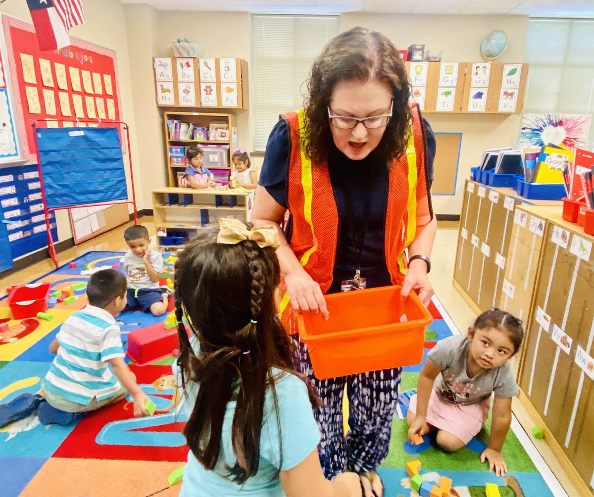 gwenj71's tweet photo. Dean Highland ES-Learning Centers allow children to grow in their social skills. This PreK Dual Language class has opportunities to navigate interactions and negotiate guidelines with their peers constantly.
#buildexploreplaydream 🦺
@Rina_Leads
@WacoISD https://t.co/UNYXssCDSO