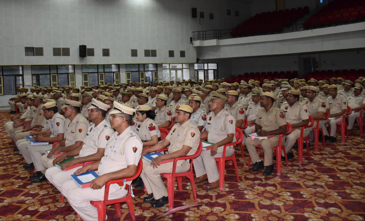 सोमवार को झज्जर में आयोजित ग्राम प्रहरियों की बैठक में रोहतक रेंज के #ADGP श्री केके राव ने दिए आम जनता के साथ बेहतर तालमेल व समन्वय स्थापित करने,अपराध पर अंकुश लगाने व शांति व्यवस्था बनाए रखने बारे आवश्यक दिशा निर्देश। इस अवसर पर #SP डॉ अर्पित जैन व अन्य पुलिस अधिकारी रहे मौजूद।