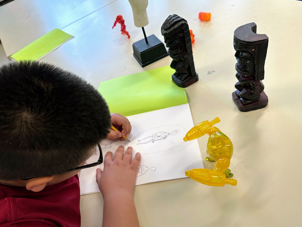 arteescuelakey's tweet photo. Los de quinto están practicando los dibujos usando líneas y figuras básicas y observando las relaciones entre las partes de un objeto @EscuelaKeyAPS @APSArts https://t.co/yNU9Z1qV9r