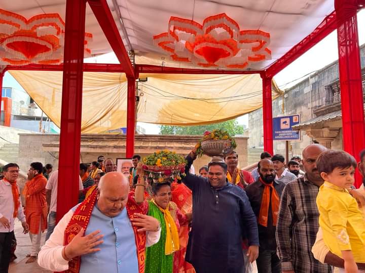 MPRAMESHDHADUK's tweet photo. આદરણીય વડાપ્રધાન શ્રી નરેન્દ્રભાઈ મોદી સાહેબના જન્મદિવસ નિમિત્તે દ્વારકા ખાતે શ્રી દાસીજીવણ સત્સંગ મંડળ દ્વારા નૂતન ધ્વજારોહણ તેમજ ભવ્ય મનોરથ નું આયોજન કરેલ. (1/2)

#HappyBdayModiji #ModiJiAt73 @NamoApp @NMAppVrtualMeet
@Bhupendrapbjp @BJP4Gujarat https://t.co/z80Skvmo4x