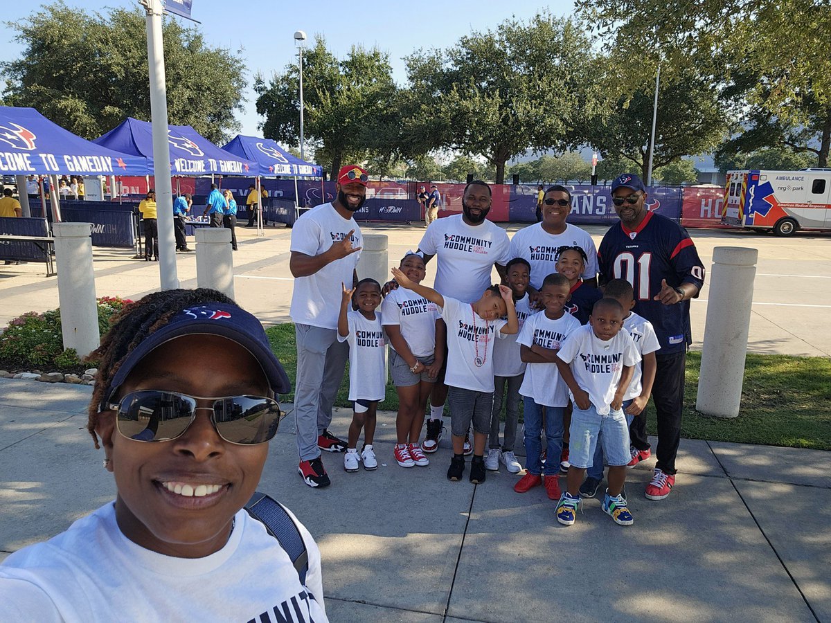 GhpalMyers22's tweet photo. We had a great time at the @HoustonTexans game. Thank you @MagicMan313 for sharing your time with our #GHPAL youth. #OncePAL #AlwaysPAL @Nationalpal @houstonpolice @DetroitPAL https://t.co/24OkTTEINO