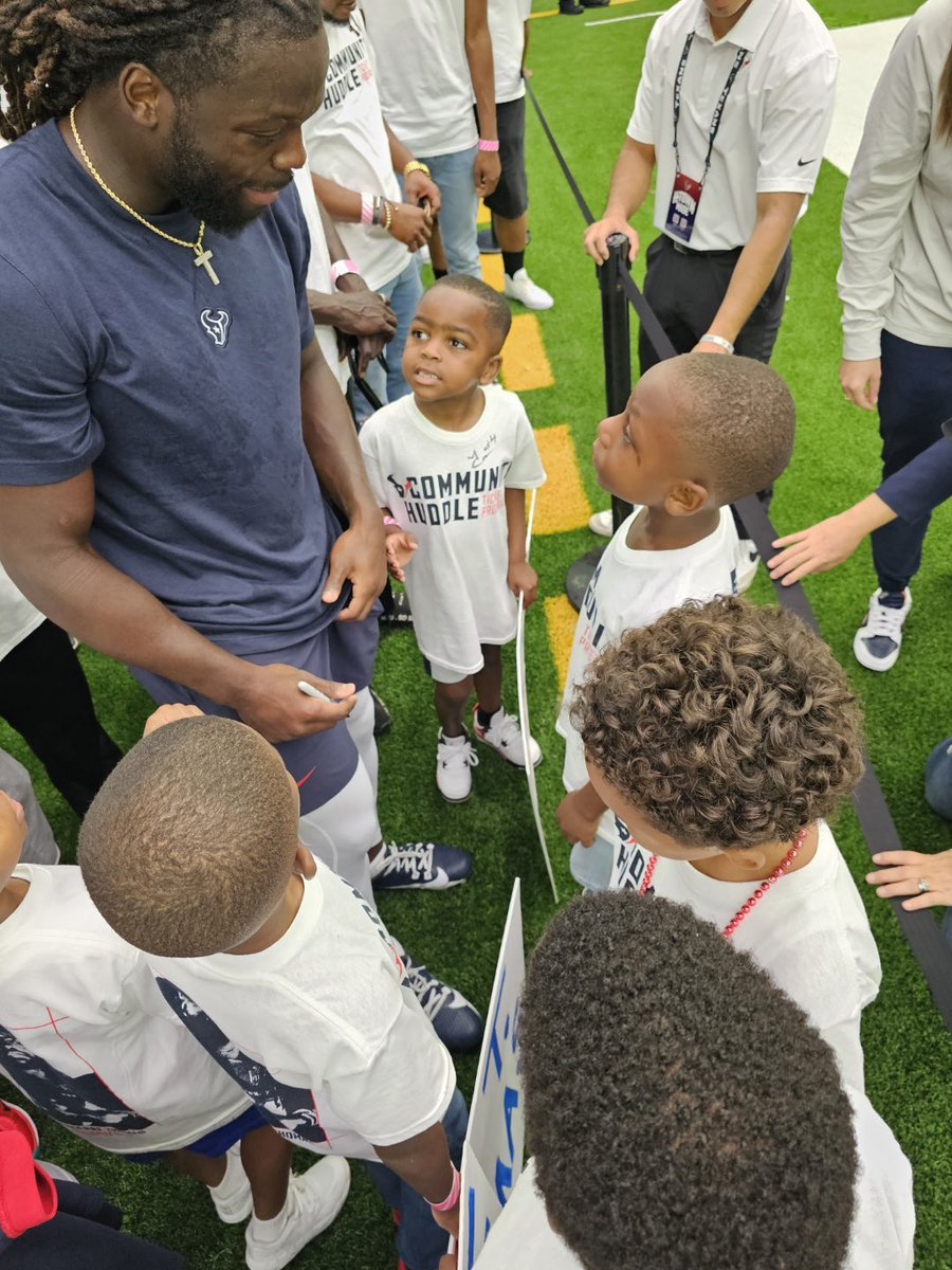 GhpalMyers22's tweet photo. We had a great time at the @HoustonTexans game. Thank you @MagicMan313 for sharing your time with our #GHPAL youth. #OncePAL #AlwaysPAL @Nationalpal @houstonpolice @DetroitPAL https://t.co/24OkTTEINO
