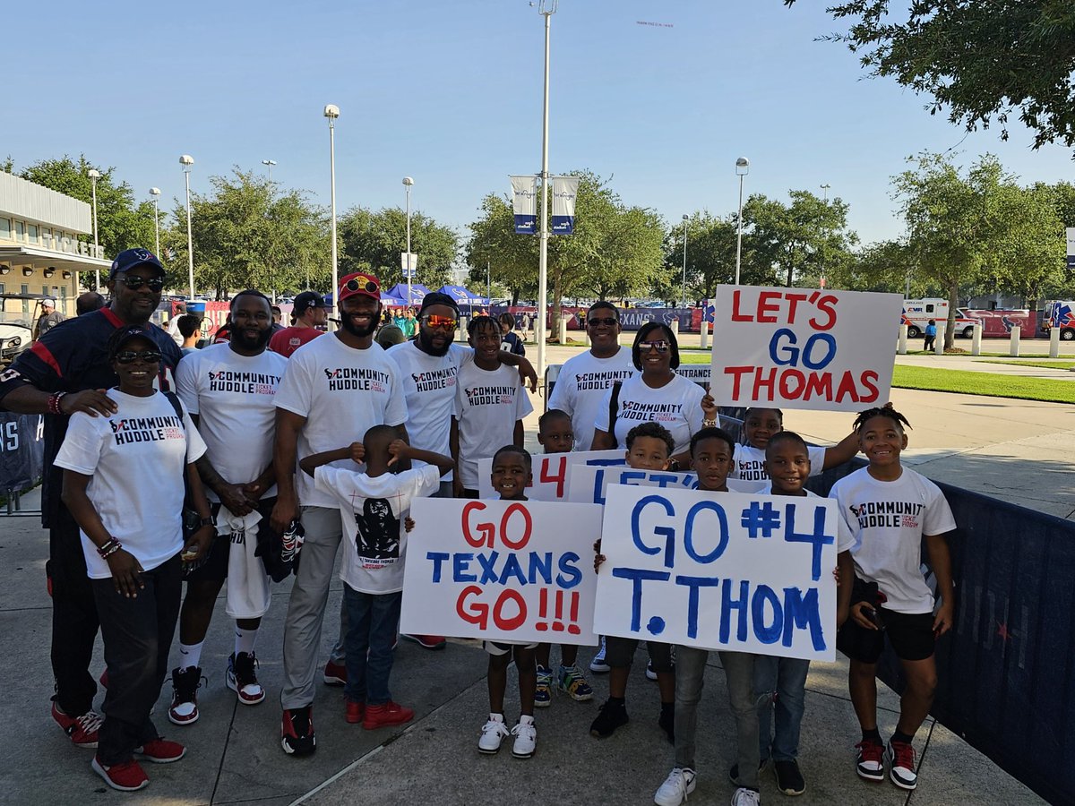 GhpalMyers22's tweet photo. We had a great time at the @HoustonTexans game. Thank you @MagicMan313 for sharing your time with our #GHPAL youth. #OncePAL #AlwaysPAL @Nationalpal @houstonpolice @DetroitPAL https://t.co/24OkTTEINO