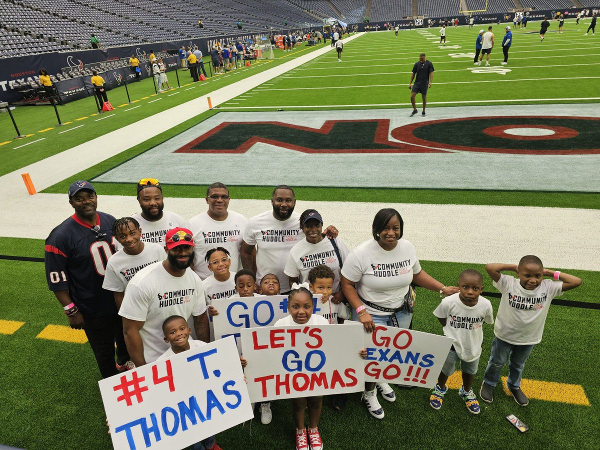 GhpalMyers22's tweet photo. We had a great time at the @HoustonTexans game. Thank you @MagicMan313 for sharing your time with our #GHPAL youth. #OncePAL #AlwaysPAL @Nationalpal @houstonpolice @DetroitPAL https://t.co/24OkTTEINO