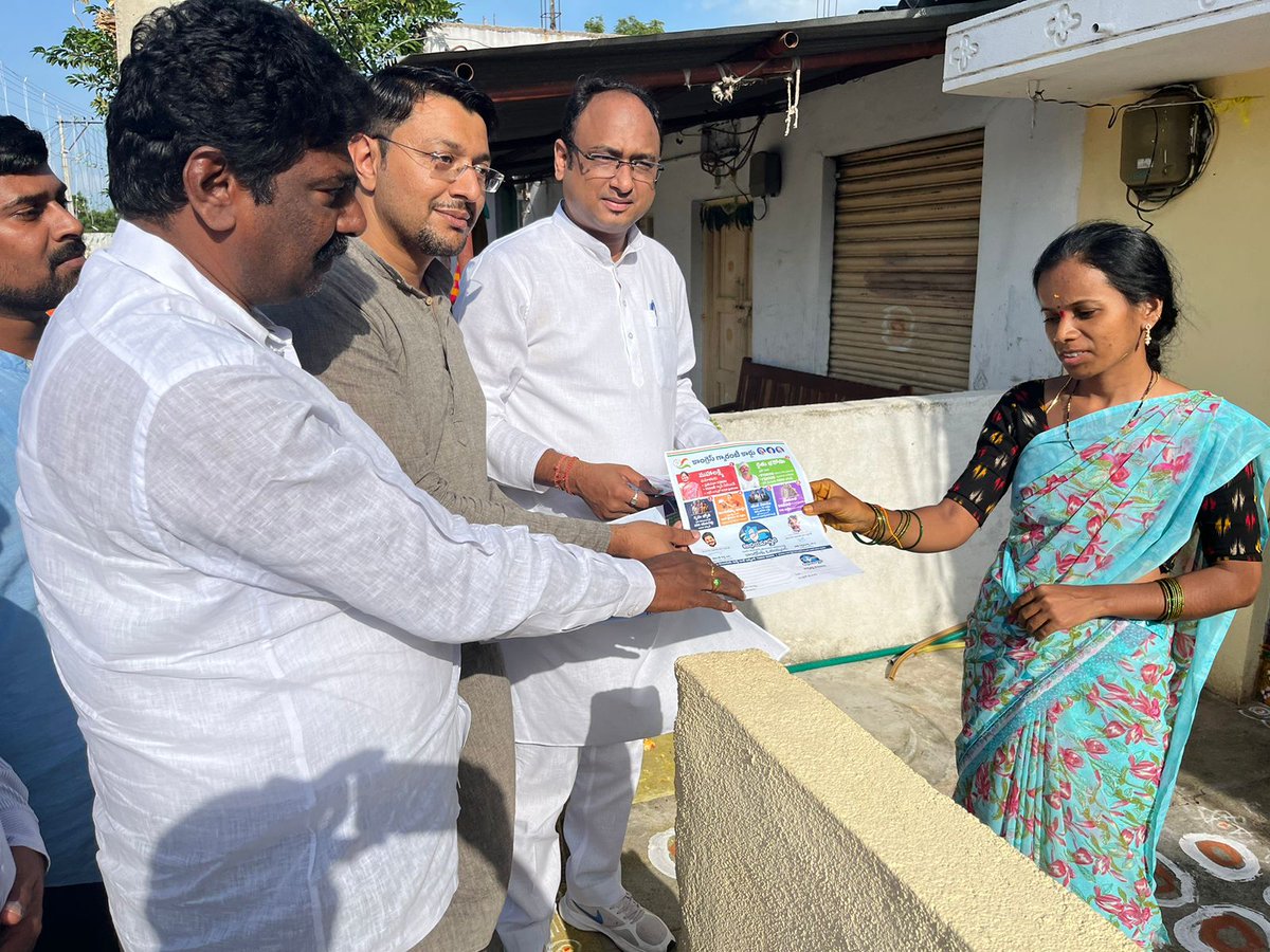 MahanandaINC's tweet photo. 🤝Joined the door to door campaigning in #Telangana to ensure that the six guarantees which was announced yesterday by Congress President Shri Mallikarjun Kharge ji, Smt. Sonia Gandhi ji & Shri Rahul Gandhi ji reach to the last mile.  
☀️Shri @revanth_anumula ji is leading from the front, these guarantees were promised to people of Telangana yesterday at #CongressVijayaBheri meeting in Hyderabad.