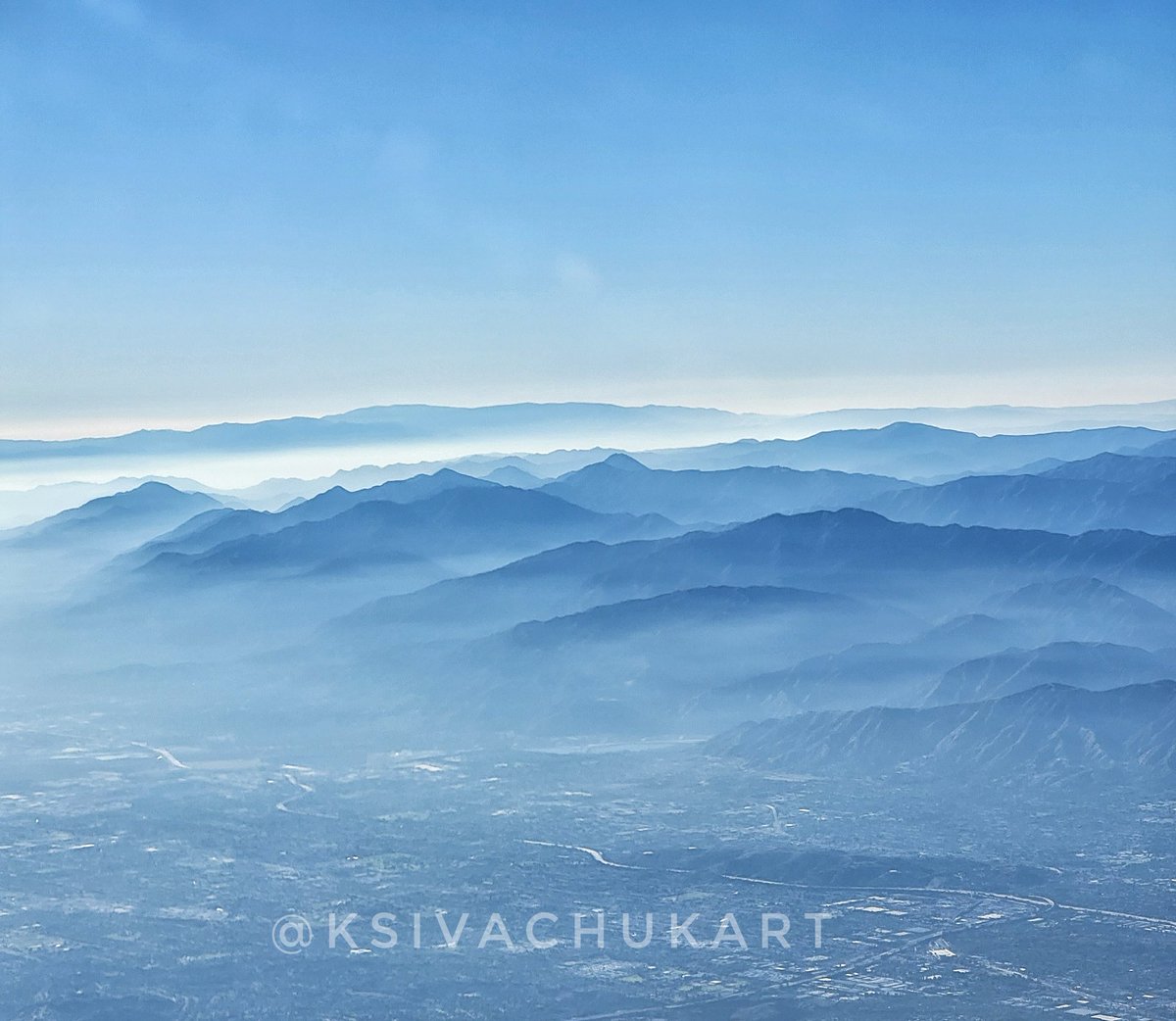 Photographers, let's have #MountainMonday. All it took me to have a mountain shot was to go up 10K miles over Los Angeles. ✈️ 
Share your favorite mountains photos, retweeting my favorites. Like, Re tweet and Follow artists you like. 

Photo by Karina Sivachuk #GallerybyKarina
