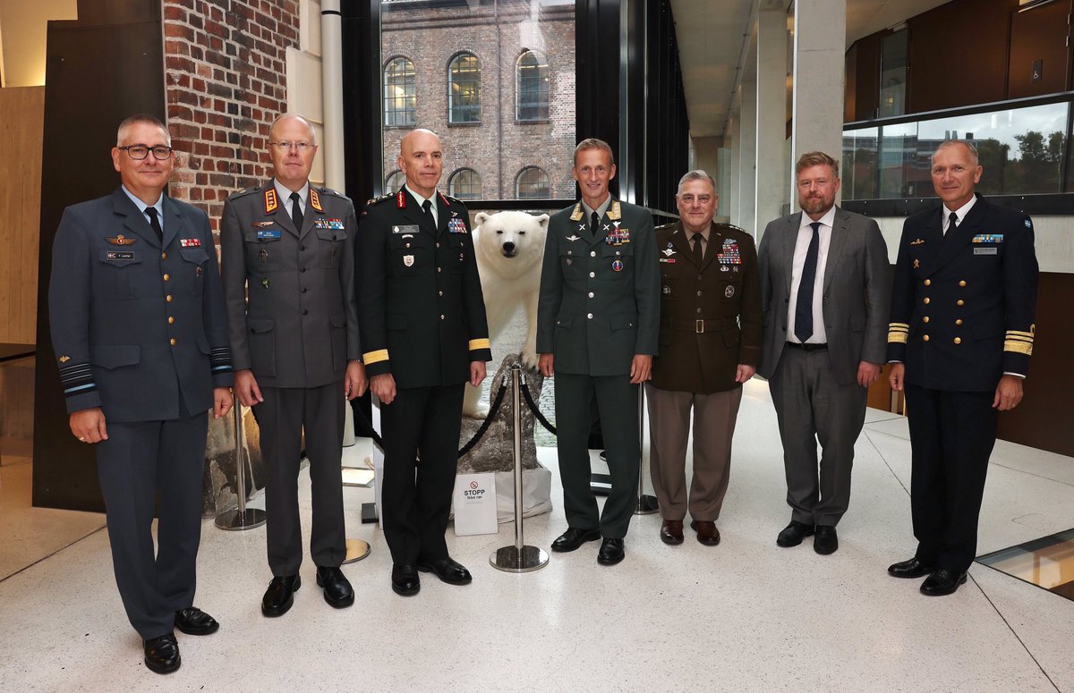 Forsvaret_no's tweet image. The Arctic emerges as a region of geostrategic significance because of its valuable resources and increased accessibility. Chiefs of Defence from 7 Arctic Nations 🇨🇦🇩🇰🇫🇮🇮🇸🇳🇴🇸🇪 and 🇺🇸 discussed these factors and how Russia’s illegal war in Ukraine is affecting peace and stability!