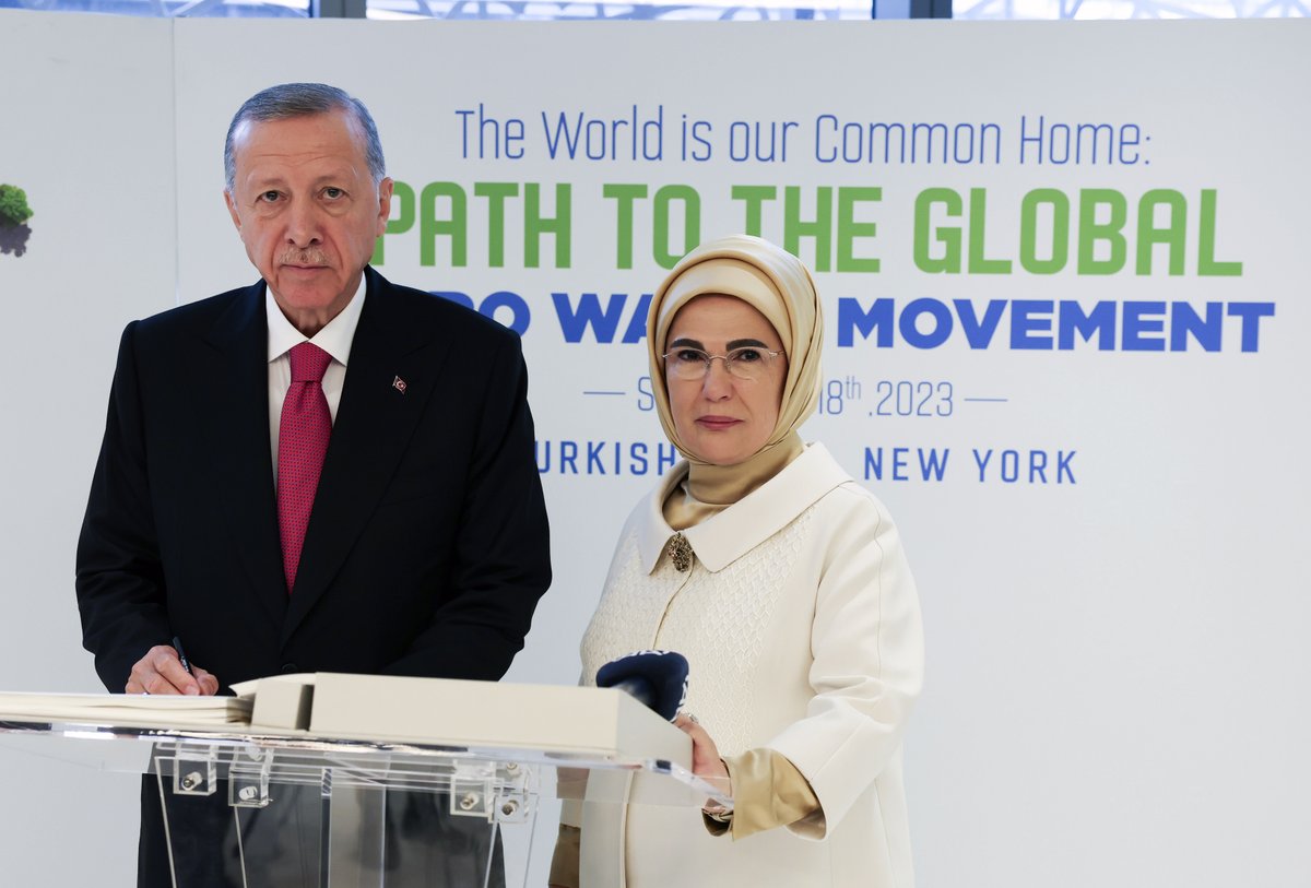 RTErdogan's tweet photo. Ortak evimiz dünya için kıymetli eşim @EmineErdogan Hanımefendi ve BM Genel Sekreteri Sayın @antonioguterres’in imzaya açtığı Küresel Sıfır Atık İyi Niyet Beyanı’na imzamızı attık.

Tüm devlet ve hükûmet başkanlarını #SıfırAtık Hareketi’ne ortak olmaya davet ediyorum. #ZeroWaste https://t.co/1iWihP6Qan