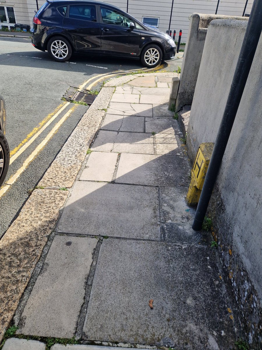BeccytheRN's tweet photo. @plymouthcc @LukePollard 
I dread the school run, my youngest is afraid to walk to school .
The constant parking issues on Oxford Street :
Parking on school crossing / keep clear and yellow lines
I report it every day noone cares. 
Sort it, before someone is killed. https://t.co/ayj46iThfw