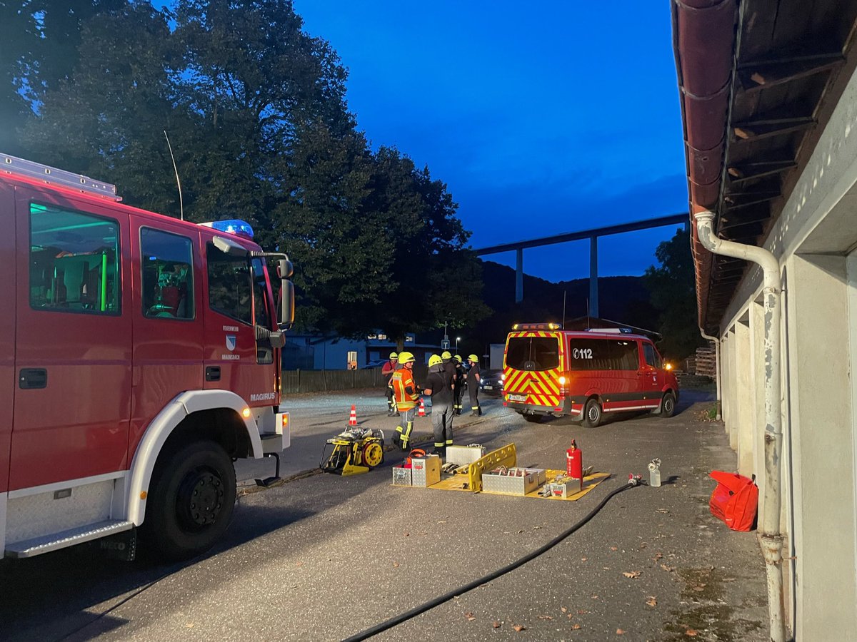 FBraunsbach's tweet photo. Heute Abend hatten wir Übung der #Feuerwehr #Braunsbach Abteilung Mitte. Auf dem Dienstplan stand #THL Unfall Grundtätigkeiten an der #Einsatzstelle. 🚒🚨#LF16 https://t.co/m9LGHJdBLK