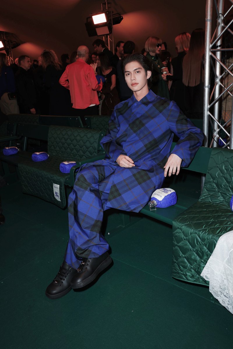 cloud9_ent_ofc's tweet photo. Moments at Burberry Summer 2024 Show in London, UK🔵

รวมโมเม้นท์จากงาน Burberry Summer 2024 Show 
ณ กรุงลอนดอน อังกฤษ🔵

#BURBERRYSS24XBRIGHT
#BURBERRYSS24
#BURBERRY
#Cloud9Ent
#bbrightvc https://t.co/57RTZ228uG