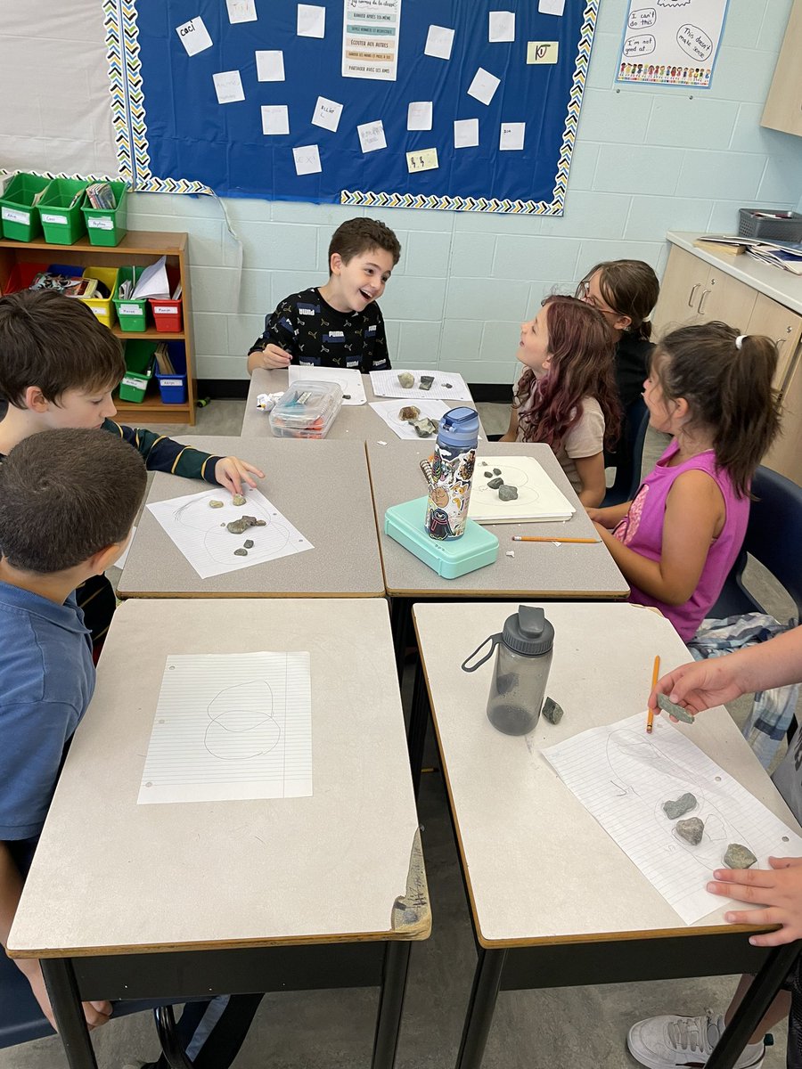 mwthillier's tweet image. Les 4e années comparing and contrasting rocks @StTeresasSchoo1 #LearningRocks