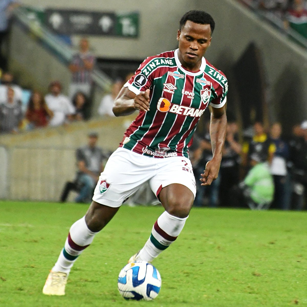 INFORMAÇÃO: O meia-atacante Jhon Arias foi diagnosticado com um entorse leve no tornozelo direito, já iniciou o tratamento e deve voltar aos treinamentos em breve.