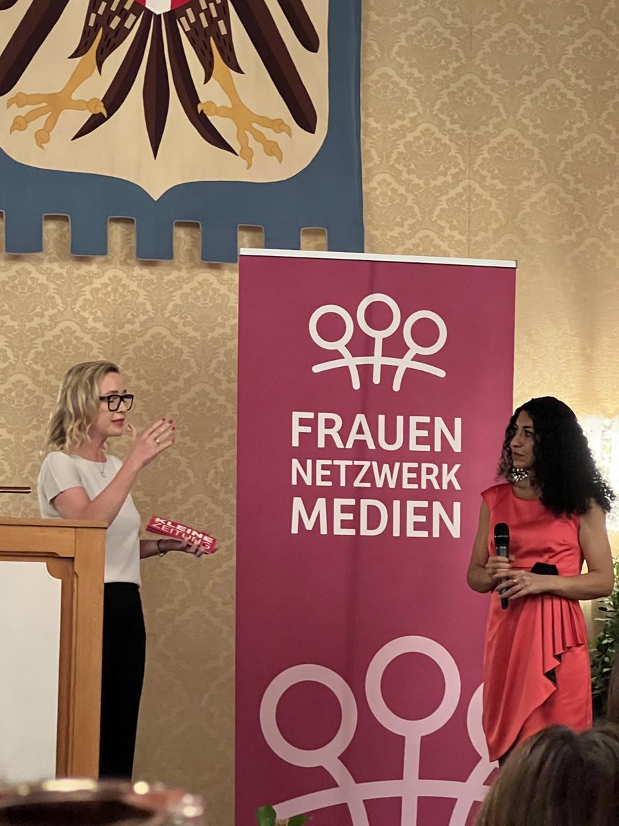 Shoura Hashemi (@shourahashemi) on Twitter photo Vielen Dank an das <a href="/Frauen_Netzwerk/">FrauenNetzwerkMedien</a>, dass ich beim Wiener Journalistinnenpreis anlässlich des Würdigungspreises für die iranische Journalistin Aliyeh Motallebzadeh, die ihr ganzes Leben lang für Pressefreiheit kämpft, einige Worte über die iranische Protestbewegung sagen durfte. Vielen Dank an das <a href="/Frauen_Netzwerk/">FrauenNetzwerkMedien</a>, dass ich beim Wiener Journalistinnenpreis anlässlich des Würdigungspreises für die iranische Journalistin Aliyeh Motallebzadeh, die ihr ganzes Leben lang für Pressefreiheit kämpft, einige Worte über die iranische Protestbewegung sagen durfte.