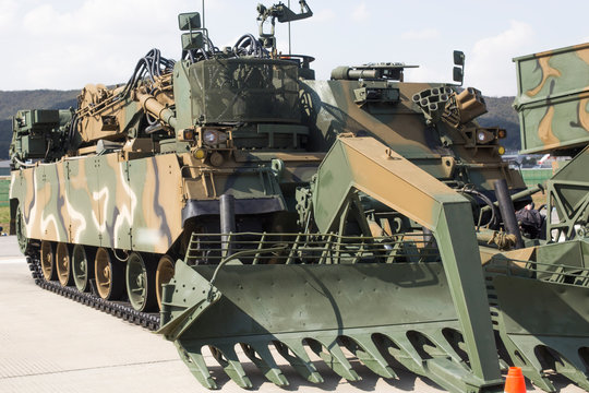 JustusUwakwe's tweet photo. #SouthKorea will supply #Ukraine with two of the latest #K600 mine-clearance vehicles 🇰🇷🇺🇦 #MineClearance #UkraineRussiaWar️️ #UkraineWar #Ukraine #Verbove #Novoprokopivka #Robotyne #Tokmak #Kherson #Andriivka #Kurdjumivka #Russian #Opytne #Bakhmut #Ukrainian #Zaporizhia #OSINT https://t.co/BrEQUN91SA