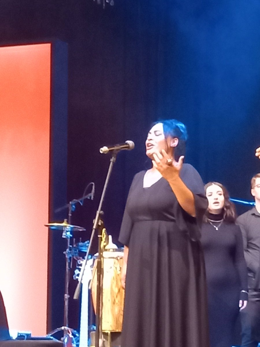 FrAmbKOS's tweet photo. Grand plaisir d'assister au concert du 24e anniversaire de RTV Dukagjini et de rencontrer la modératrice talentueuse de l’émission « Radar » Edita Doli.
#EditaDoli #RTVDukagjini https://t.co/K7uI3hG321