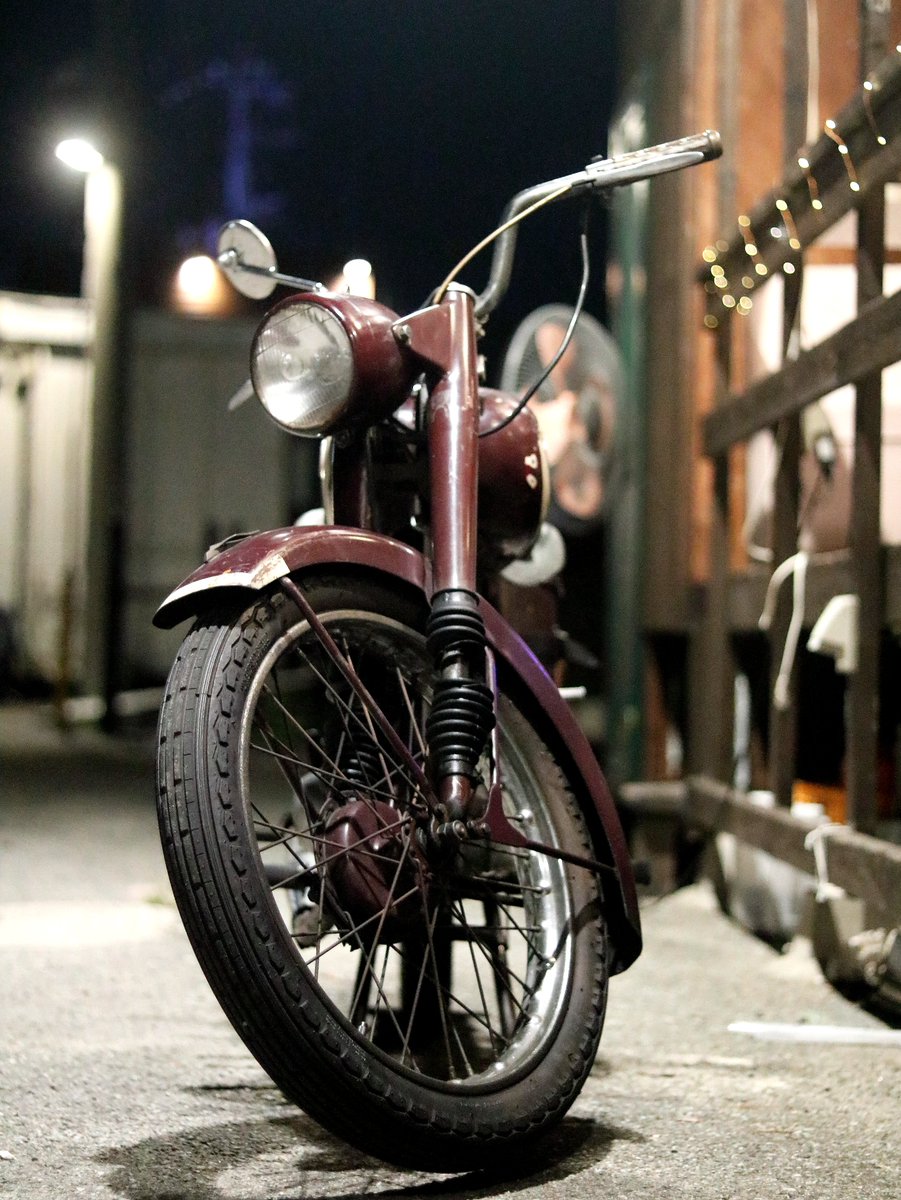 hobbythubameya's tweet photo. 私的インザシーヤマハ祭りでのびっくり
コミプラでしか拝見したことないYA-1(赤トンボ)が普通にやってきました。ミヤビマルーンも綺麗に残るこの1台は普段の通勤用だそうです。
癖強すぎる!
#YAMAHAが美しい
#YA1 https://t.co/BXMNbtcXSF