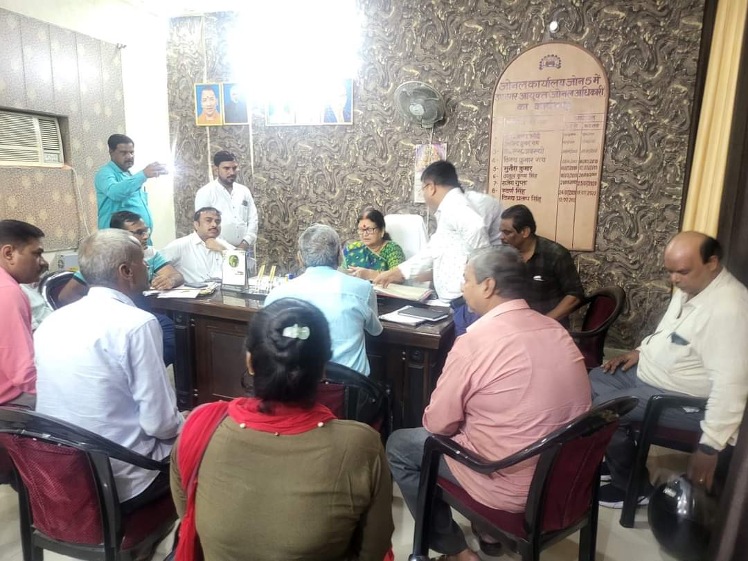 मा० महापौर जी द्वारा गोविंद नगर में जोन 5 के नगर निगम जोनल कार्यालय का निरीक्षण तथा कार्यहित में निर्देश दिए गए। 
#कानपुर

<a href="/mayorkanpur/">Pramila Pandey ( मोदी का परिवार)</a> @NagarVikasUP <a href="/DMKanpur/">DM Kanpur Nagar</a> <a href="/ChiefSecyUP/">S.P. Goyal, Chief Secretary, GoUP</a> <a href="/CMOfficeUP/">CM Office, GoUP</a> <a href="/MoHUA_India/">Ministry of Housing and Urban Affairs</a>