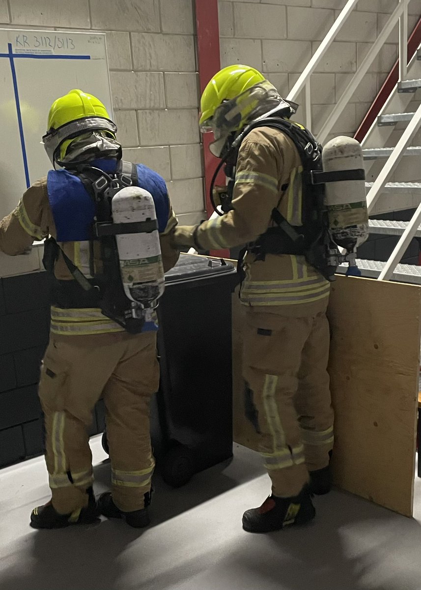 Op oefenavond <a href="/VGSpijkenisse/">VG Spijkenisse</a> gesproken over de vraag hoe de inzetfrequentie kan worden verhoogd, de ART, de voordelen van de jeugdbrandweer en de tevredenheid over een eigen plek in de beroepskazerne. Daarna ‘geblinddoekt’ oefenen in gebouwverkenning. Het blijven mooie avonden.