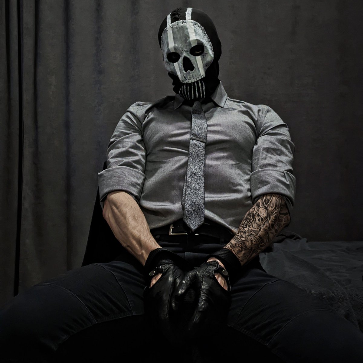 Kqreal's tweet photo. Bound Ghost in front of you, your actions?
#Ghost #MW2 #MW3 #SimonGhostRiley https://t.co/rFcOpM9H7R