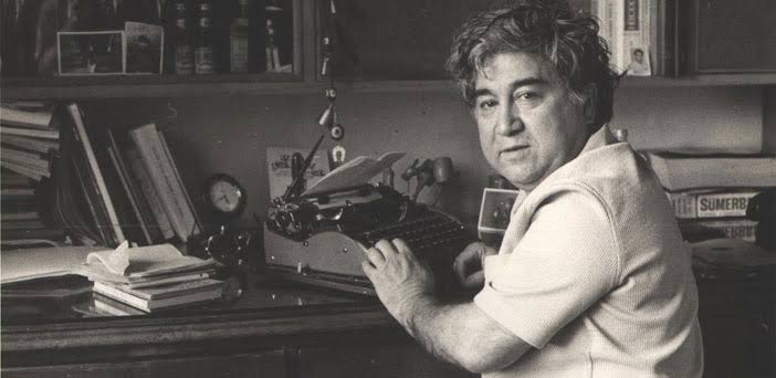 "Korkulu rüyaları hep hayra yoruyorsun,
Yediğin kazıklardan avuntu umuyorsun, 
Alıştın, nutukları dinleyip uyuyorsun,
Sen böyle uyudukça sanma ki sabah olur. 
Körler memleketinde şaşı padişah olur!"

Aziz Nesin - Sarı Çizmeli Memet'e Mektup