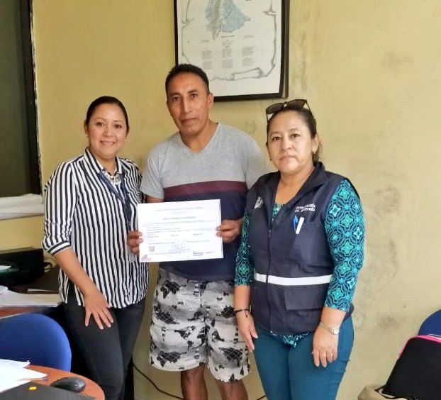 IEPS_Ec's tweet photo. 📍 #Pastaza | Nuestro equipo técnico zonal 3 junto a Jefes Políticos del cantón #Mera y parroquias #Shell y #Veracruz, entregaron certificados de acreditación en el #RUEPS a propietarios de tiendas, requisito para formar parte del proyecto #TiendasSolidariasEPS.

#SomosEPS https://t.co/dNnEVUKRkN