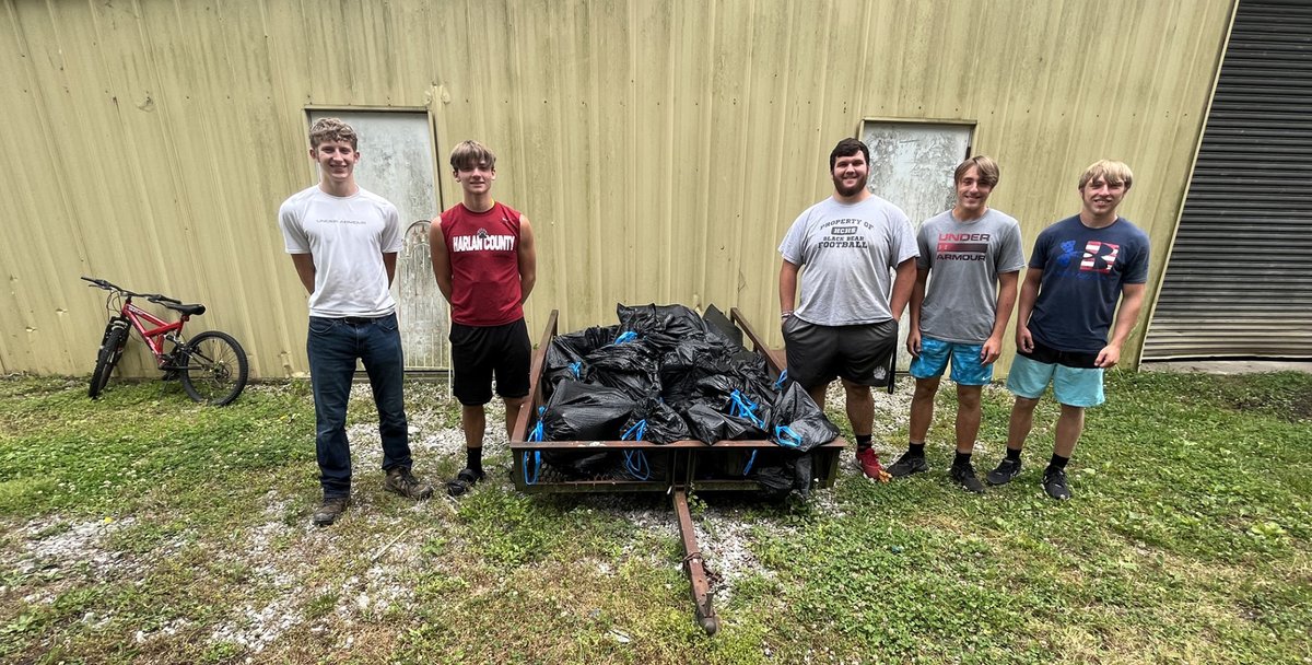 2022 Rogers Scholar and Harlan County High School student Kenneth Sergent combined two of his favorite things – kayaking and the river – to serve his community. He and a group of volunteers loaded their kayaks and paddled up and down the river, picking up trash and debris.