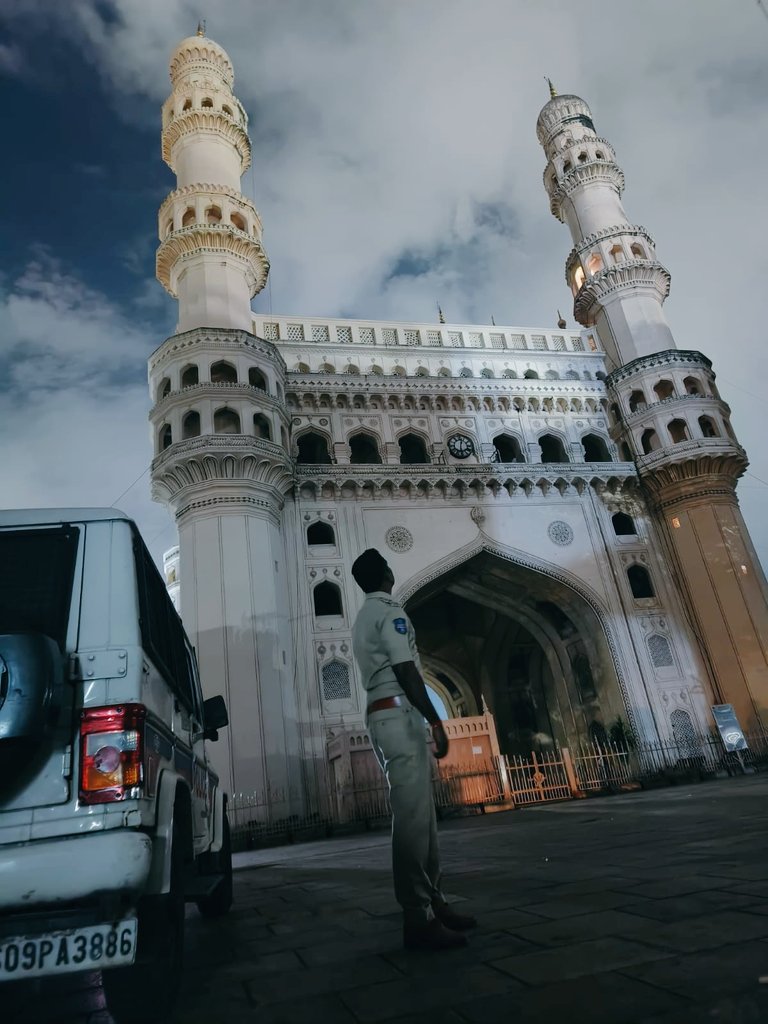 DaggulaKranti's tweet photo. Random pic at Charminar...😊 https://t.co/FgiXgX5Gt6