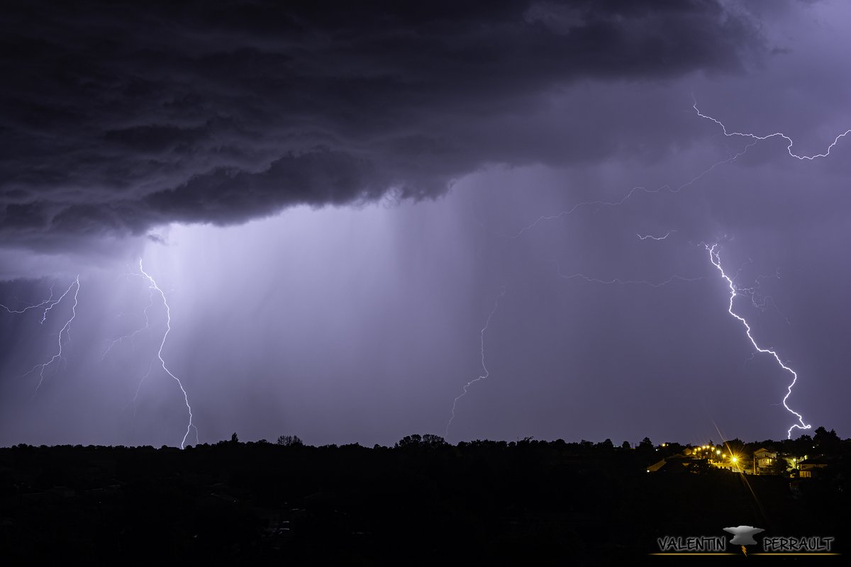 Troospea's tweet photo. ⚡️ Électricité dans le ciel de Mareuil-sur-Lay dans la nuit du 16 au 17/09/2023. #Vendée #orage #foudre https://t.co/3xaCHFin0P