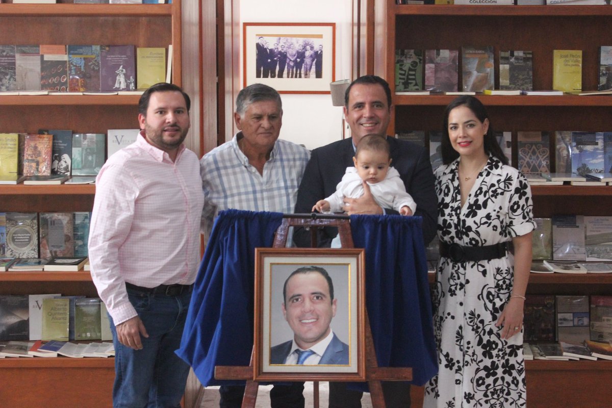 XavierAzuaraSLP's tweet photo. Hoy se develó la fotografía en conmemoración de mi período al frente del @PANSLP; una distinción que aprecio de nuestra presidenta estatal @VeronicaRdzSLP. 

¡Agradezco a mi familia por su apoyo, por acompañarme y a todo el equipo que estuvo conmigo en el CDE! #84AñosPAN https://t.co/jNYRO74k0Y