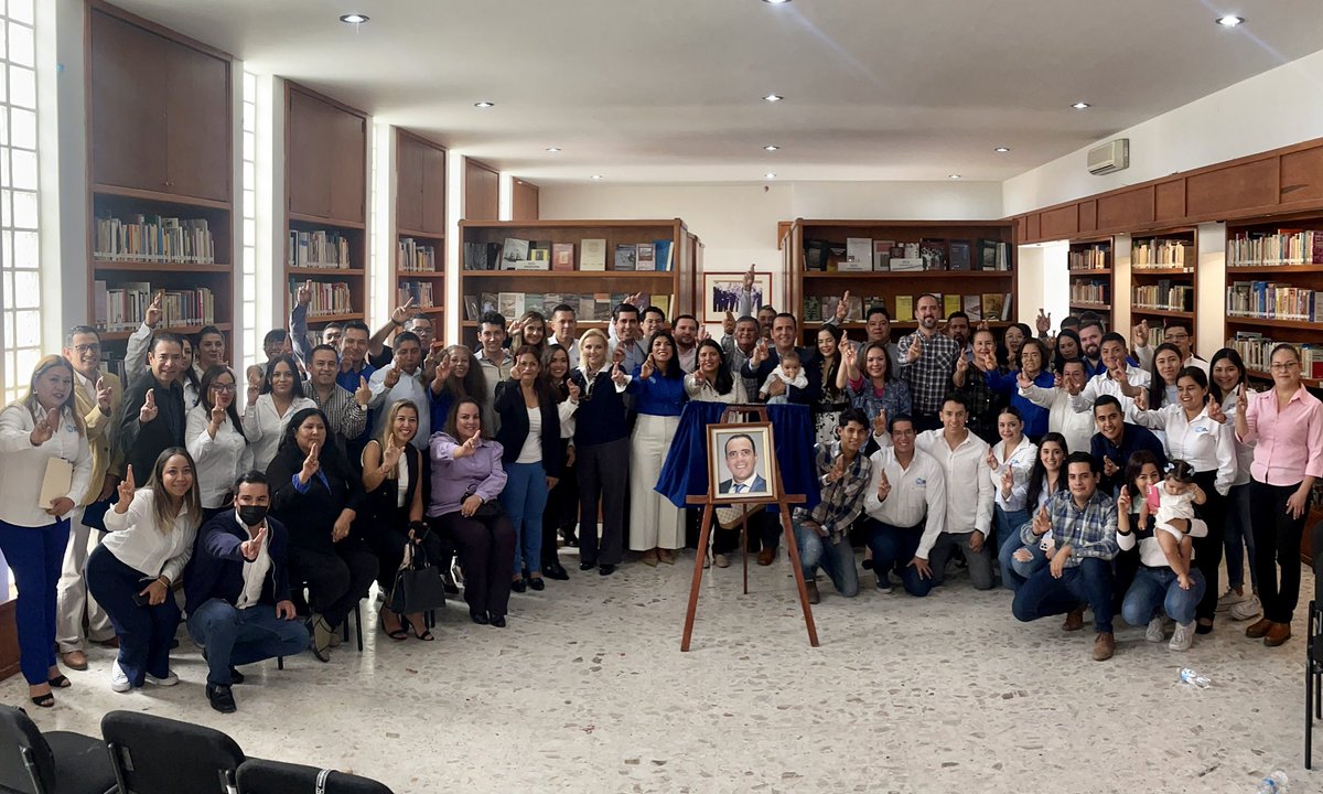 XavierAzuaraSLP's tweet photo. Hoy se develó la fotografía en conmemoración de mi período al frente del @PANSLP; una distinción que aprecio de nuestra presidenta estatal @VeronicaRdzSLP. 

¡Agradezco a mi familia por su apoyo, por acompañarme y a todo el equipo que estuvo conmigo en el CDE! #84AñosPAN https://t.co/jNYRO74k0Y