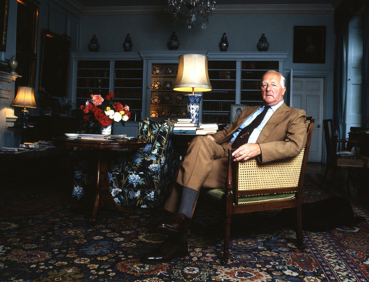 dieworkwear's tweet image. Back when I was on a menswear forum, Michael Anton—author of the "Flight 93 Election" essay—ran a thread about how to dress with "Good Taste." He had a lot of clout on the forum, so people were eager to read his suggestions and get feedback on fit pics. This was in 2012. 

If you…