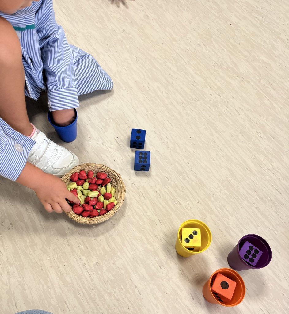 En la clase de los elefantes lo pasamos genial realizando juegos matemáticos, en este caso, hacemos conteo con dados.  #matematicasdivertidas #dados <a href="/HBSTORREJON/">Humanitas Torrejón</a>